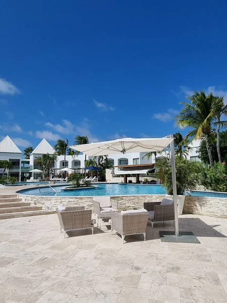 Lyx resort med pool nära Palm Beach Aruba — Stockfoto