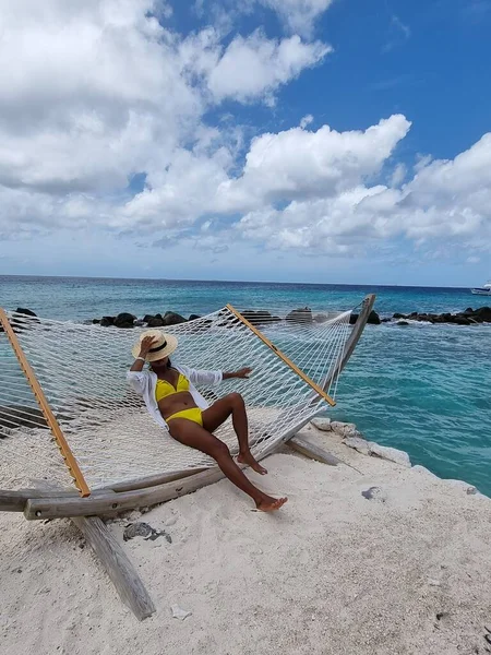 Aruba plajı, beyaz sahilde hamak, kristal berrak okyanus, Aruba Adası Karayipleri 'nde flamingo plajı. — Stok fotoğraf