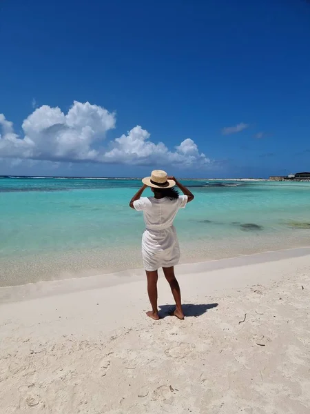 Amazing Baby Beach és part Aruba, Karib-tenger, fehér strand kék óceán trópusi strand — Stock Fotó