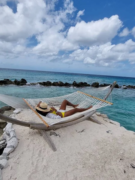 Playa de Aruba con hamaca en la playa blanca con océano cristalino, playa de flamenco en Aruba Island Caribe — Foto de Stock