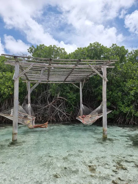 Playa de Aruba con hamaca en la playa blanca con océano cristalino, playa de flamenco en Aruba Island Caribe —  Fotos de Stock