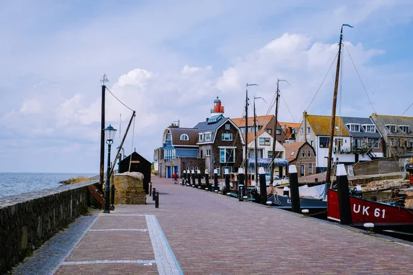 Vieux port du village de pêcheurs Urk dans le Flevoland Pays-Bas, belle journée de printemps à l'ancienne île d'Urk Hollande Europe Février 2021 — Photo