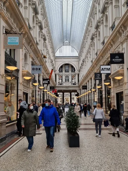 Den Haag Niederlande, Menschen mit Mundschutz in Einkaufszentrum während des Ausbruchs der Coronapandemie, Einkaufen zur Zeit des Coronavirus. — Stockfoto