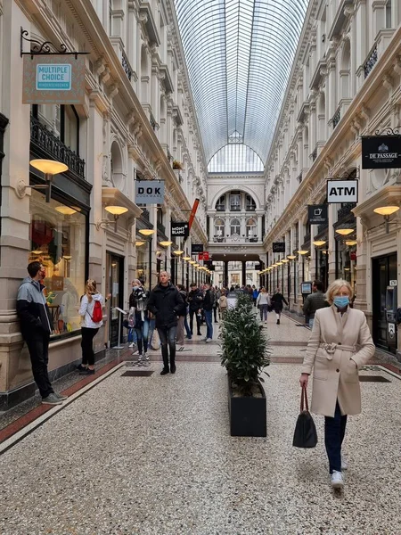 Den Haag Niederlande, Menschen mit Mundschutz in Einkaufszentrum während des Ausbruchs der Coronapandemie, Einkaufen zur Zeit des Coronavirus. — Stockfoto