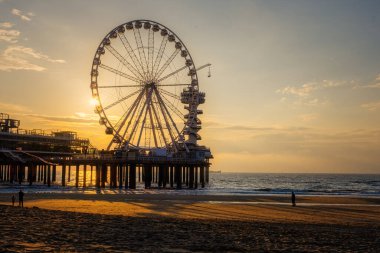  Dönme dolap Scheveningen 'deki iskele, Lahey, Hollanda