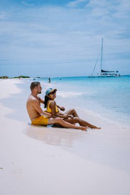 Küçük Curacao Adası, gündüz gezileriyle ve beyaz plajlarda yüzerek turlarla ve mavi berrak okyanusta, Karayip Denizi 'ndeki Klein Curacao Adası' nda