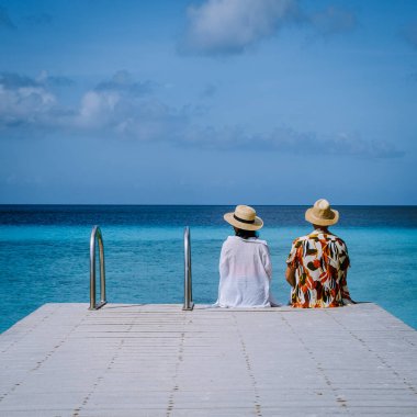 Küçük Curacao Adası, gündüz gezileriyle ve beyaz plajlarda yüzerek turlarla ve mavi berrak okyanusta, Karayip Denizi 'ndeki Klein Curacao Adası' nda