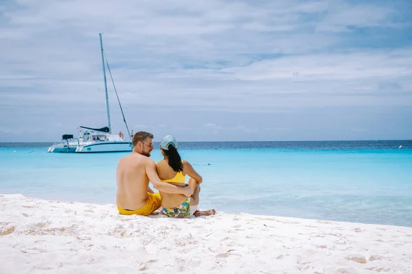 Par män och kvinnor i medelåldern på stranden Curacao, Grote Knip stranden Curacao Nederländska Antillerna Karibien — Stockfoto