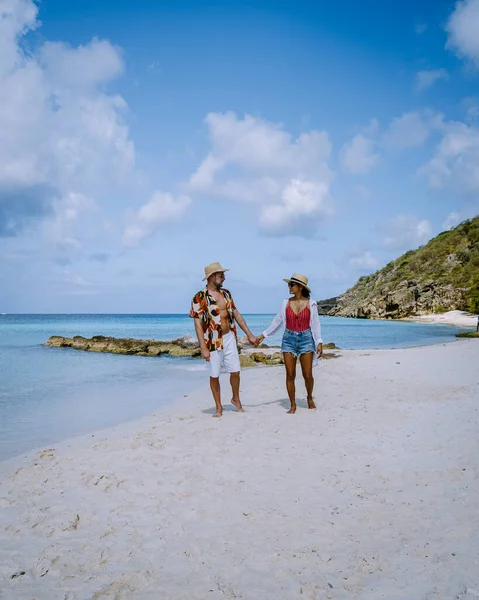 Couple hommes et femmes d'âge moyen sur la plage de Curaçao, Grote Knip plage Curaçao Antilles néerlandaises Caraïbes — Photo