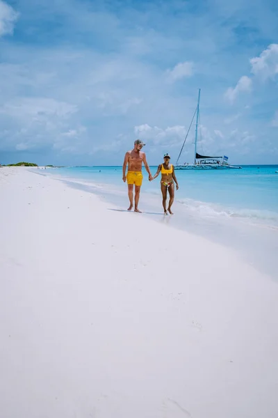 Piccola isola di Curacao famosa per gite di un giorno e tour di snorkling sulle spiagge bianche e blu mare limpido, Klein Curacao Island nel mare dei Caraibi — Foto Stock