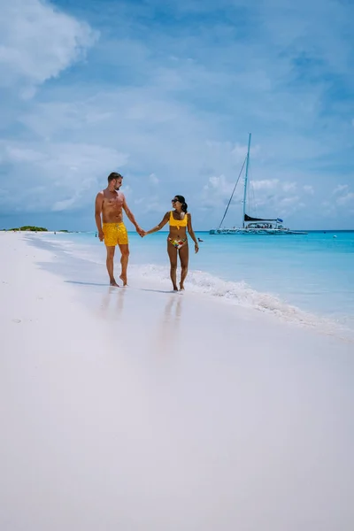 Piccola isola di Curacao famosa per gite di un giorno e tour di snorkling sulle spiagge bianche e blu mare limpido, Klein Curacao Island nel mare dei Caraibi — Foto Stock