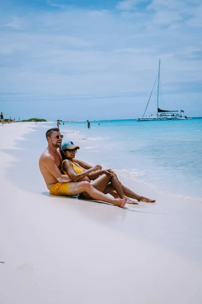 Liten Curacao Island känd för dagsturer och snorkling turer på de vita stränderna och blå klart hav, Klein Curacao Island i Karibiska havet — Stockfoto