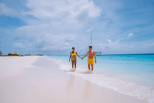 Pequena ilha de Curaçao famosa por passeios de um dia e passeios de snorkling nas praias brancas e oceano azul claro, Klein Curaçao Island no mar do Caribe — Fotografia de Stock