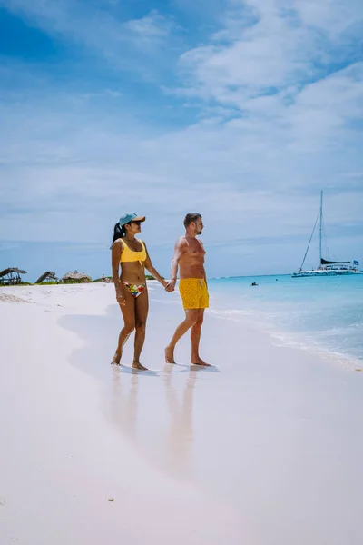 Pequena ilha de Curaçao famosa por passeios de um dia e passeios de snorkling nas praias brancas e oceano azul claro, Klein Curaçao Island no mar do Caribe — Fotografia de Stock