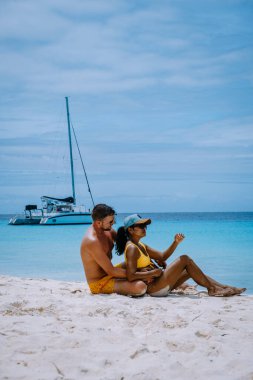 Küçük Curacao Adası, gündüz gezileriyle ve beyaz plajlarda yüzerek turlarla ve mavi berrak okyanusta, Karayip Denizi 'ndeki Klein Curacao Adası' nda