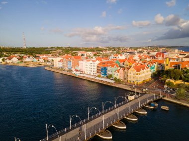 Willemstad, Curacao. Hollanda Antilleri. Renkli Binalar dünyanın dört bir yanından turistleri çekiyor. Mavi gökyüzü güneşli gün Curacao