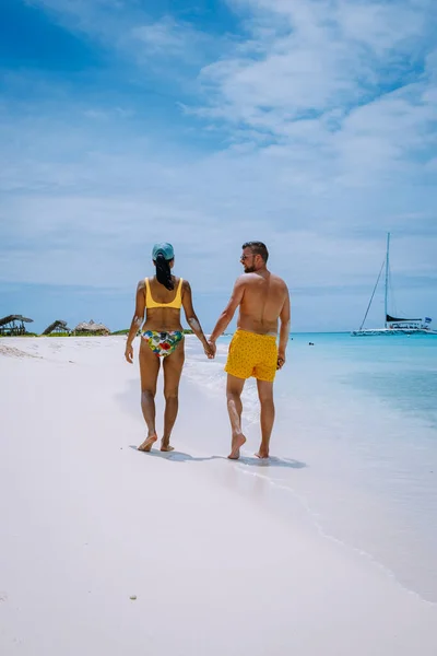 Pequeña isla de Curazao famosa por excursiones de un día y excursiones de snorkel en las playas blancas y el océano azul claro, Klein Curazao Island en el mar Caribe —  Fotos de Stock