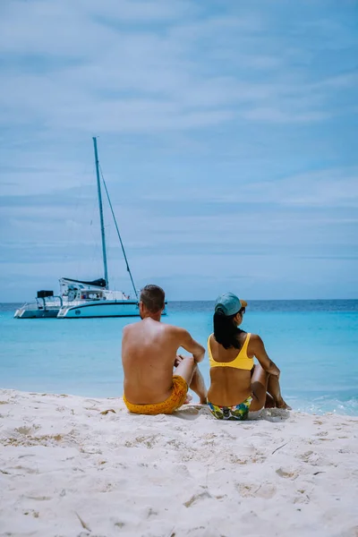 Μικρό νησί Κουρασάο διάσημο για ημερήσιες εκδρομές και snorkling εκδρομές στις λευκές παραλίες και μπλε καθαρό ωκεανό, Klein Curacao νησί στην Καραϊβική θάλασσα — Φωτογραφία Αρχείου