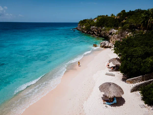 白い砂浜と青い透明度の高い海での日帰り旅行やシュノーケリングツアーで有名な小さなキュラソー島、カリブ海のクラインキュラソー島 — ストック写真