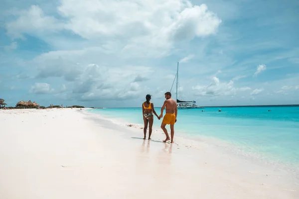 Pequeña isla de Curazao famosa por excursiones de un día y excursiones de snorkel en las playas blancas y el océano azul claro, Klein Curazao Island en el mar Caribe —  Fotos de Stock