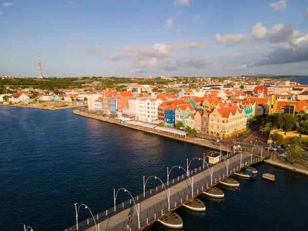 Willemstad, Curacao. Niederländische Antillen. Bunte Gebäude, die Touristen aus aller Welt anziehen. Blauer Himmel sonniger Tag Curacao — Stockfoto