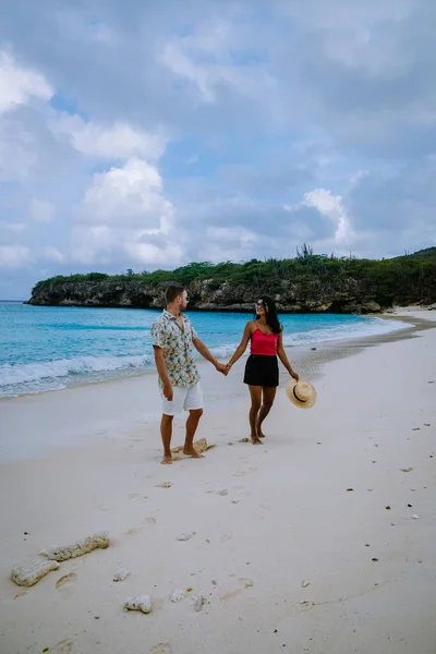 Couple hommes et femmes d'âge moyen sur la plage de Curaçao, Grote Knip plage Curaçao Antilles néerlandaises Caraïbes — Photo