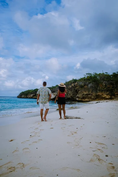 Пара мужчин и женщин среднего возраста на пляже Curacao, Grote Knip пляж Кюрасао Нидерландские Антильские острова Карибского бассейна — стоковое фото