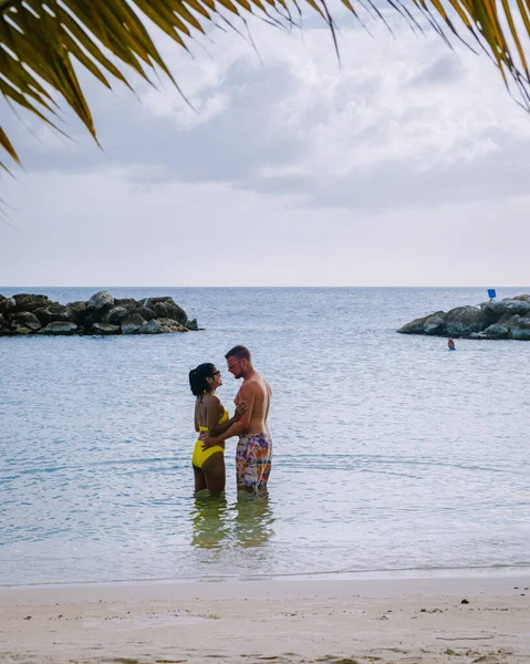 Para mężczyzn i kobiet w średnim wieku na plaży Curacao, Grote Knip plaża Curacao Antyle Holenderskie Karaiby — Zdjęcie stockowe