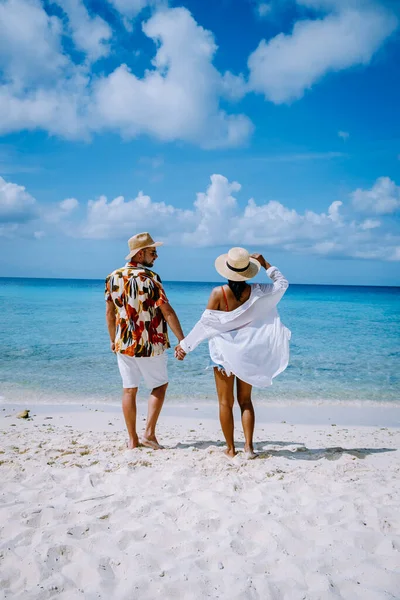 Couple hommes et femmes d'âge moyen sur la plage de Curaçao, Grote Knip plage Curaçao Antilles néerlandaises Caraïbes — Photo