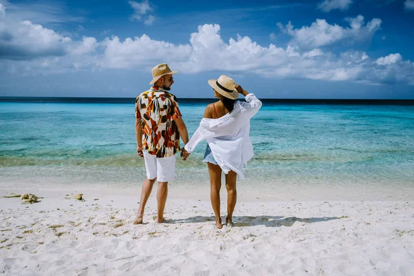 Coppia di uomini e donne di mezza età sulla spiaggia di Curacao, Grote Knip spiaggia Curacao Antille Olandesi Caraibi — Foto Stock