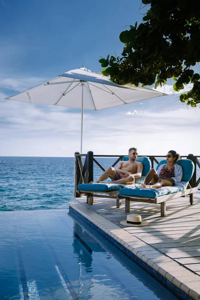 Curaçao, homem de casal e mulher de meia idade relaxando na piscina durante as férias, homens e meninas na piscina em Curaçao durante as férias — Fotografia de Stock