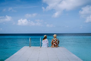 Küçük Curacao Adası, gündüz gezileriyle ve beyaz plajlarda yüzerek turlarla ve mavi berrak okyanusta, Karayip Denizi 'ndeki Klein Curacao Adası' nda