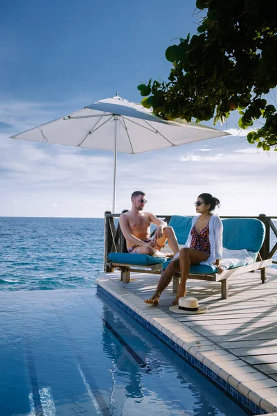 Curacao, coppia uomo e donna di mezza età che si rilassa in piscina durante le vacanze, uomini e ragazze in piscina a Curacao durante le vacanze — Foto Stock