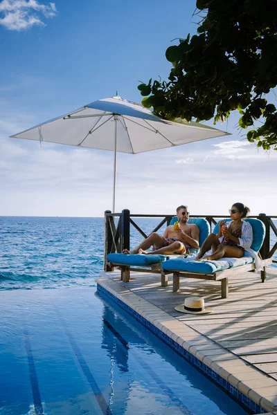 Curacao, coppia uomo e donna di mezza età che si rilassa in piscina durante le vacanze, uomini e ragazze in piscina a Curacao durante le vacanze — Foto Stock