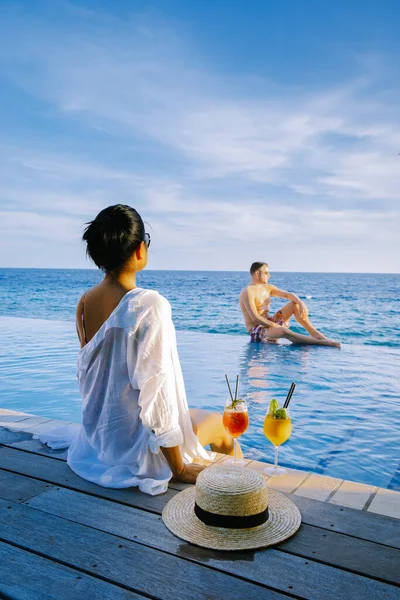 Кюракао, чоловік і жінка середнього віку відпочивають біля басейну під час відпустки, чоловіки і дівчата біля басейну в Куракао під час відпустки. — стокове фото