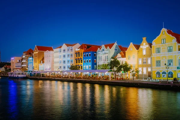 Willemstad, Curacao. Niederländische Antillen. Bunte Gebäude, die Touristen aus aller Welt anziehen. Blauer Himmel sonniger Tag Curacao — Stockfoto