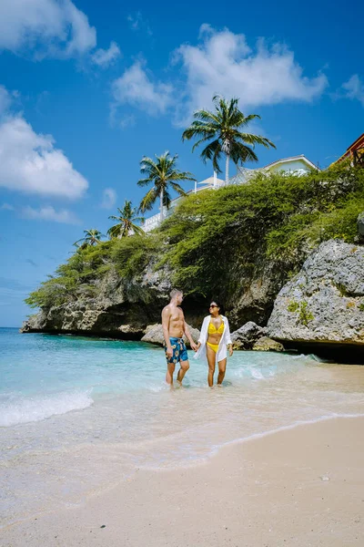 Playa Lagun Beach Cliff Curazao, hermosa bahía tropical con arena blanca y océano azul Curazao —  Fotos de Stock
