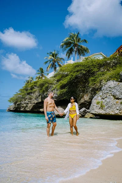 Playa Lagun Beach Cliff Curacao, piękna tropikalna zatoka z białym piaskiem i błękitnym oceanem Curacao — Zdjęcie stockowe