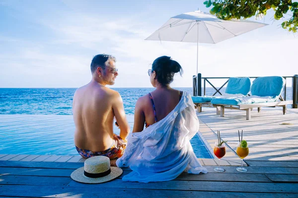 Curacao, coppia uomo e donna di mezza età che si rilassa in piscina durante le vacanze, uomini e ragazze in piscina a Curacao durante le vacanze — Foto Stock