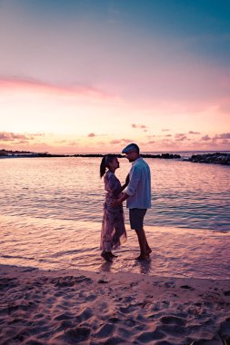 Curacao, Grote Knip plajı Curacao Hollanda Antilleri 'nde orta yaşlı bir çift.