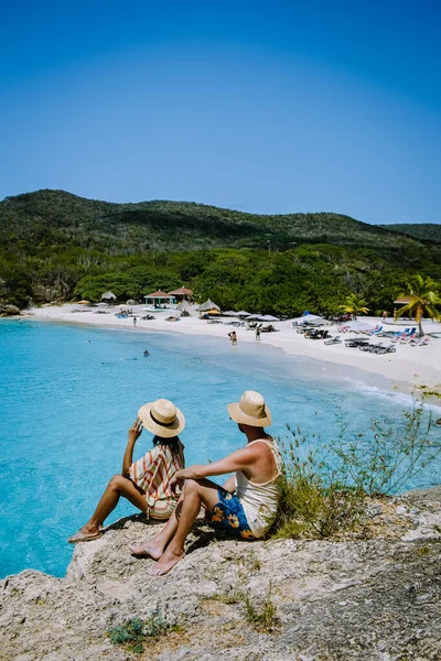 Coppia di uomini e donne di mezza età sulla spiaggia di Curacao, Grote Knip spiaggia Curacao Antille Olandesi Caraibi — Foto Stock