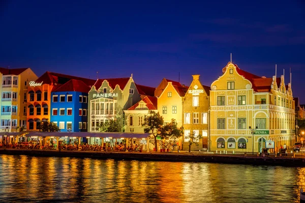 Willemstad, Curacao. Niederländische Antillen. Bunte Gebäude, die Touristen aus aller Welt anziehen. Blauer Himmel sonniger Tag Curacao — Stockfoto