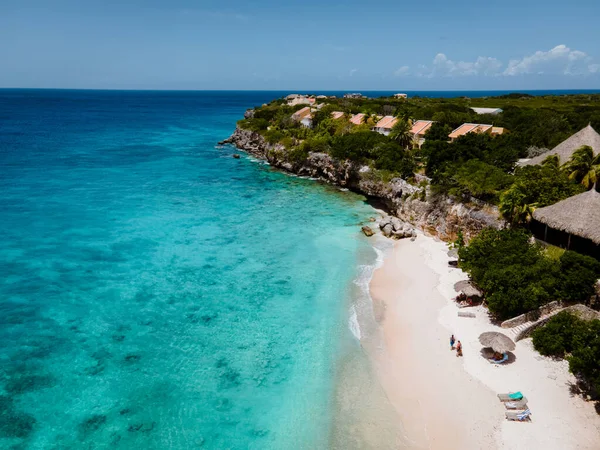 Playa Lagun Beach Cliff Curacao, piękna tropikalna zatoka z białym piaskiem i błękitnym oceanem Curacao — Zdjęcie stockowe