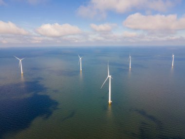 Bulutları ve mavi gökyüzü olan off-shore yel değirmeni parkı, okyanus drone parkı rüzgar türbini Flevoland Hollanda Ijsselmeer ile hava manzaralı