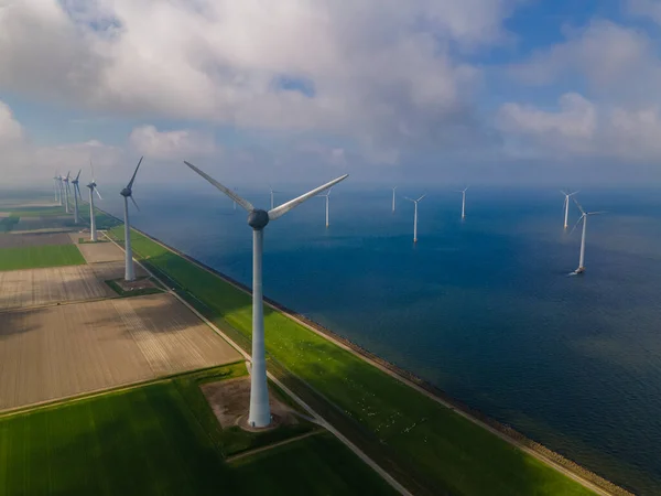 Offshore vindmøllepark med skyer og blå himmel, vindmøllepark i havdroneutsikten med vindturbin Flevoland Netherlands Ijsselmeer – stockfoto