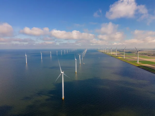 Parque de moinho de vento offshore com nuvens e um céu azul, parque de moinho de vento no oceano vista aérea drone com turbina eólica Flevoland Holanda Ijsselmeer — Fotografia de Stock