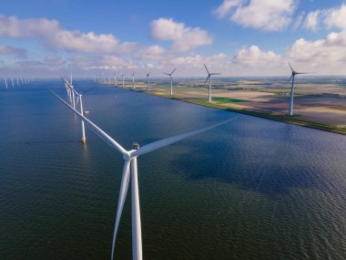 Bulutları ve mavi gökyüzü olan off-shore yel değirmeni parkı, okyanus drone parkı rüzgar türbini Flevoland Hollanda Ijsselmeer ile hava manzaralı