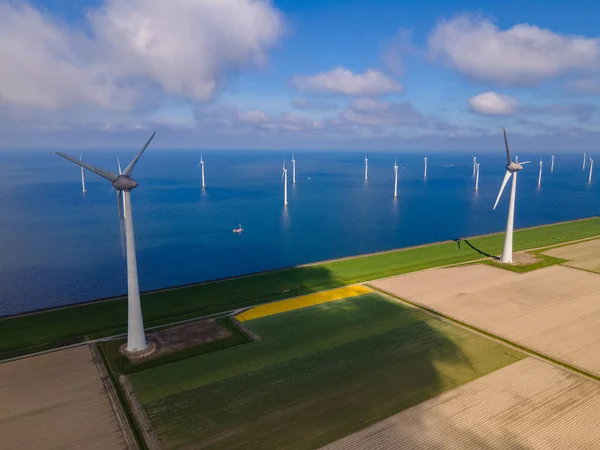 Parque de molinos de viento en alta mar con nubes y un cielo azul, parque de molinos de viento en el océano vista aérea de drones con turbina eólica Flevoland Países Bajos Ijsselmeer — Foto de Stock