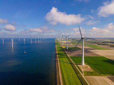 Bulutları ve mavi gökyüzü olan off-shore yel değirmeni parkı, okyanus drone parkı rüzgar türbini Flevoland Hollanda Ijsselmeer ile hava manzaralı