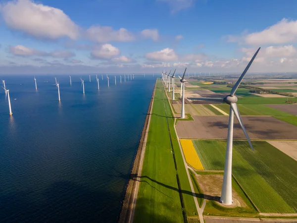 Morski park wiatraków z chmurami i błękitnym niebem, park wiatraków w oceanie widok z lotu drona z turbiną wiatrową Flevoland Holandia Ijsselmeer — Zdjęcie stockowe